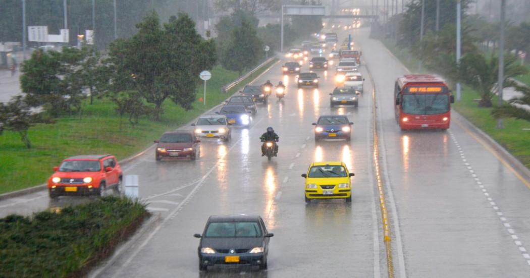 Imagen panorámica de una vía de Bogotá en la que se aprecia un torrencial aguacero.