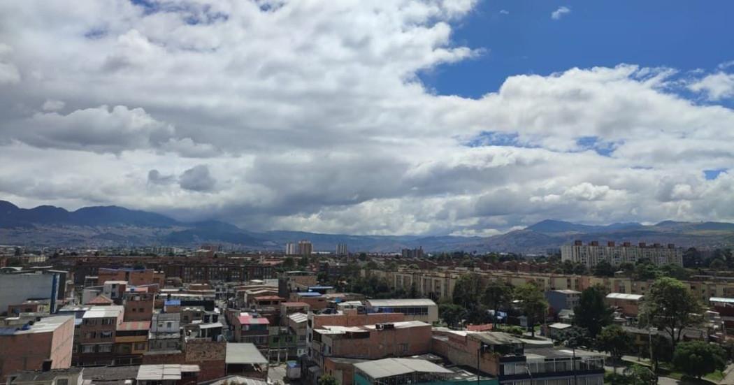 Imagen panorámica de la ciudad de Bogotá donde se aprecia un día soleado.