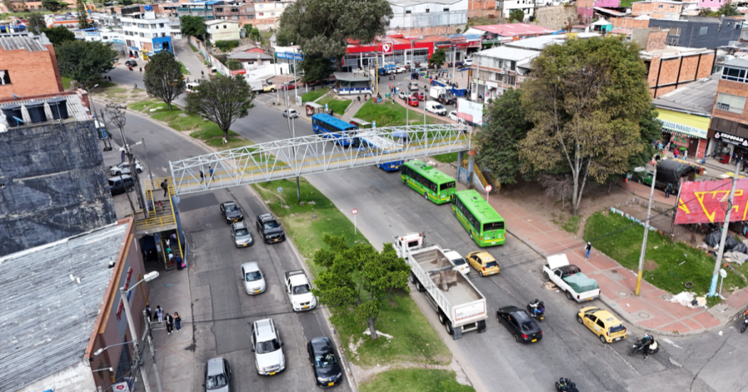 Foto de unos carros transitando por una calle de Bogotá