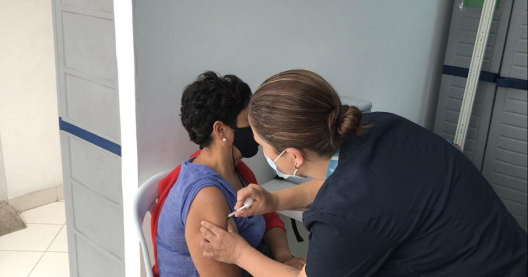 Imagen de una enfermera vacunando a una mujer en el brazo