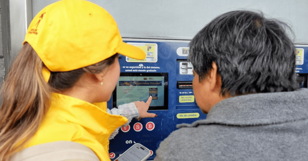 Imagen de una operaria ayudando a un usuario de TransMilenio