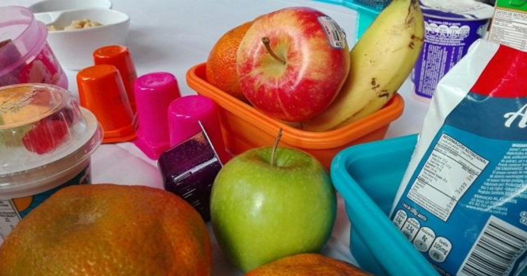 Foto de una lonchera para niños con frutas 