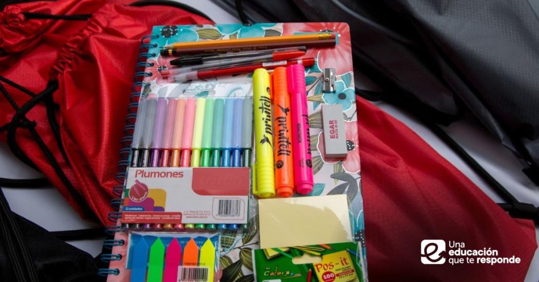 Foto que muestra útiles escolares