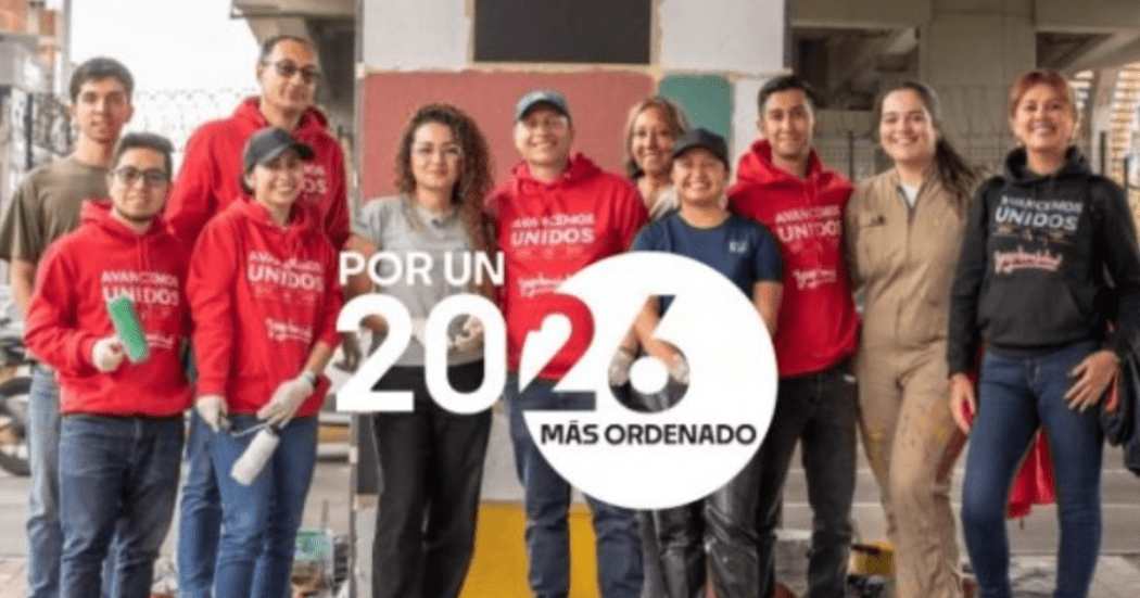 Imagen de funcionarios posando para la foto debajo del puente