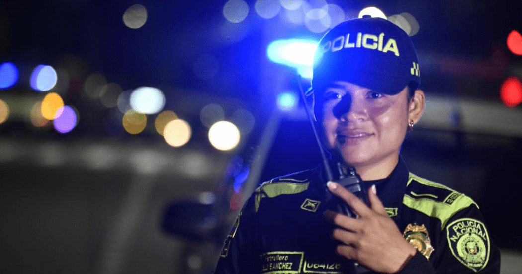 Imagen de una policía en la calle