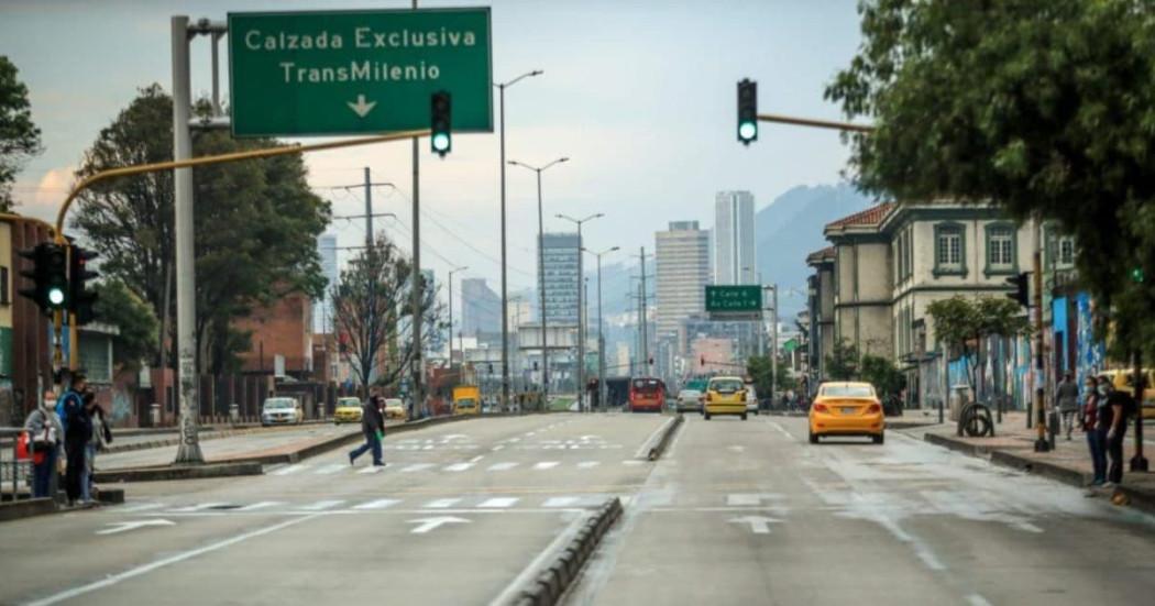 Foto de Bogotá con el Centro Internacional de fondo.