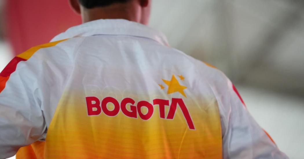 Deportista del Equipo Bogotá de espalda.