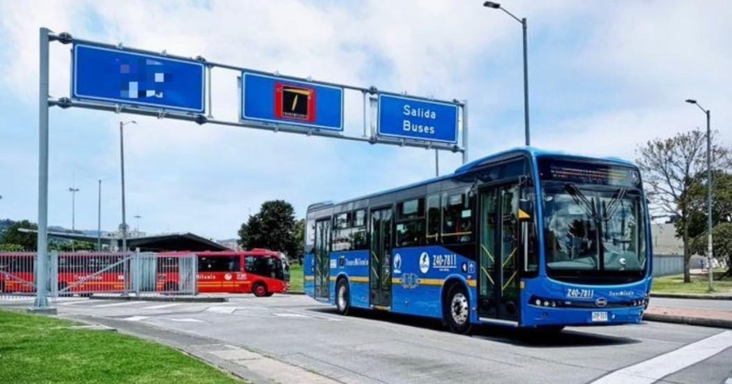 Foto de buses de TransMilenio.