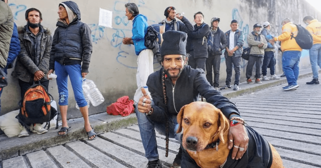 Imagen de una persona habitante de calle con un perro