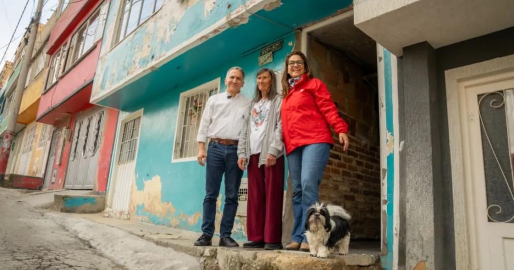 Foto que muestra tres personas sonriendo 