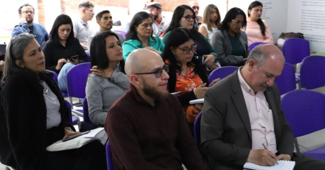 Foto que muestra personas reunidas 