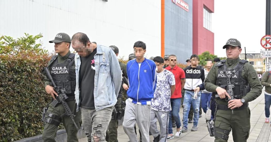 Foto de los hombres sindicados de integrar 'Los Satanás' capturados en Bogotá.