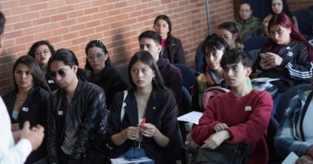 Foto que muestra estudiantes en un salon de clases 
