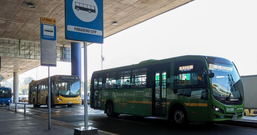 Foto de buses de TransMilenio estacionados