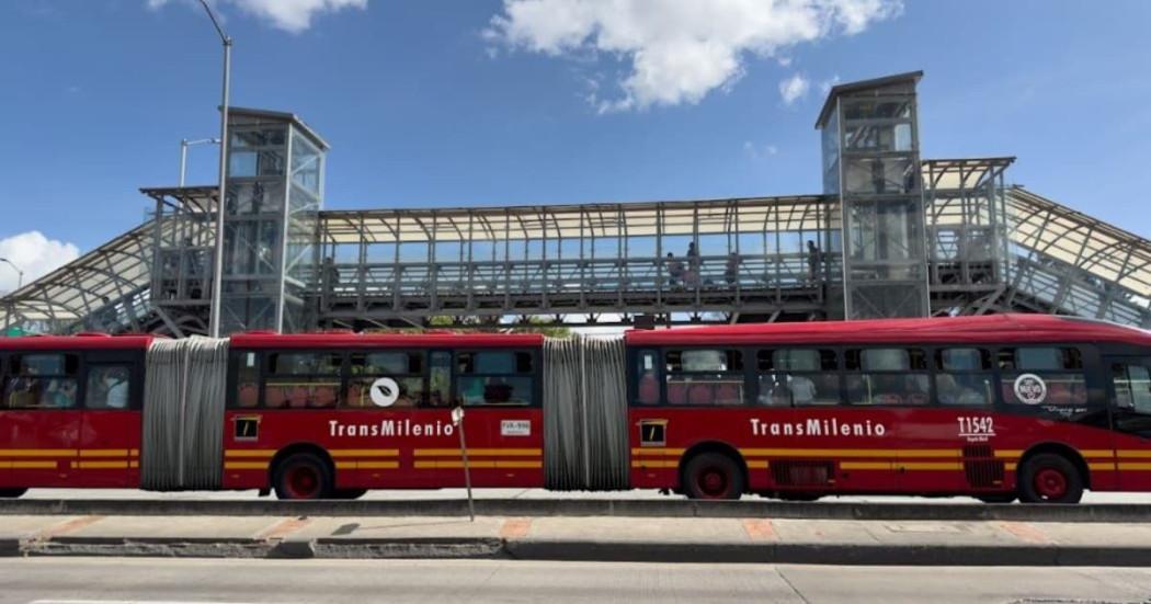 Foto de un bus de TransMilenio en una vía de Bogotá