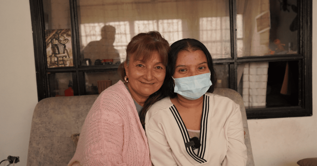 Foto de dos mujeres riendose 