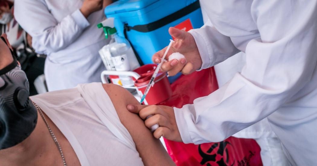 Foto que muestra una persona colocando una inyección en un brazo