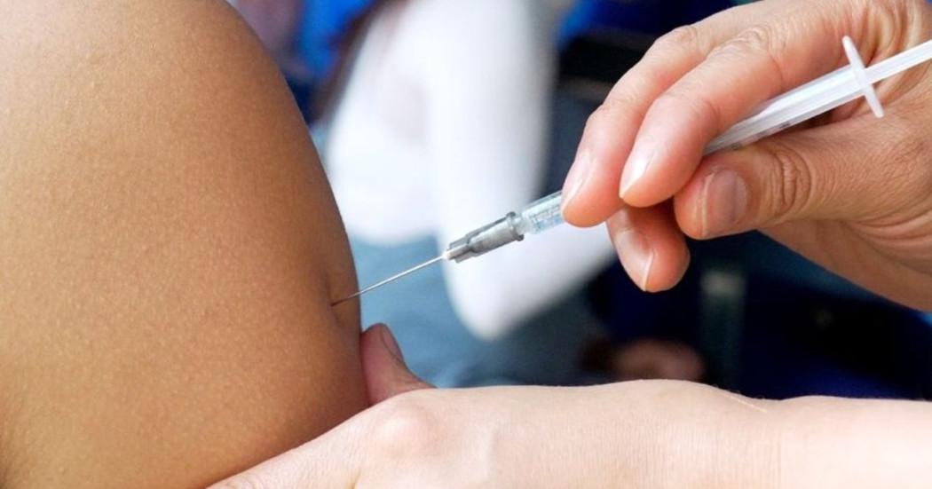 Foto que muestra una jeringa en las manos de un enfermero