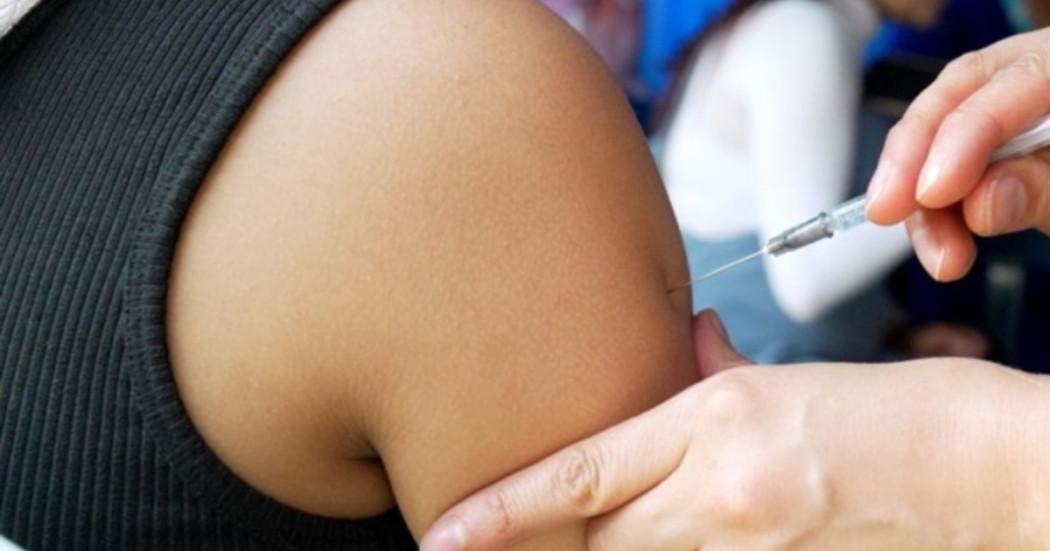 Foto que muestra una enfermera colocando una vacuna 