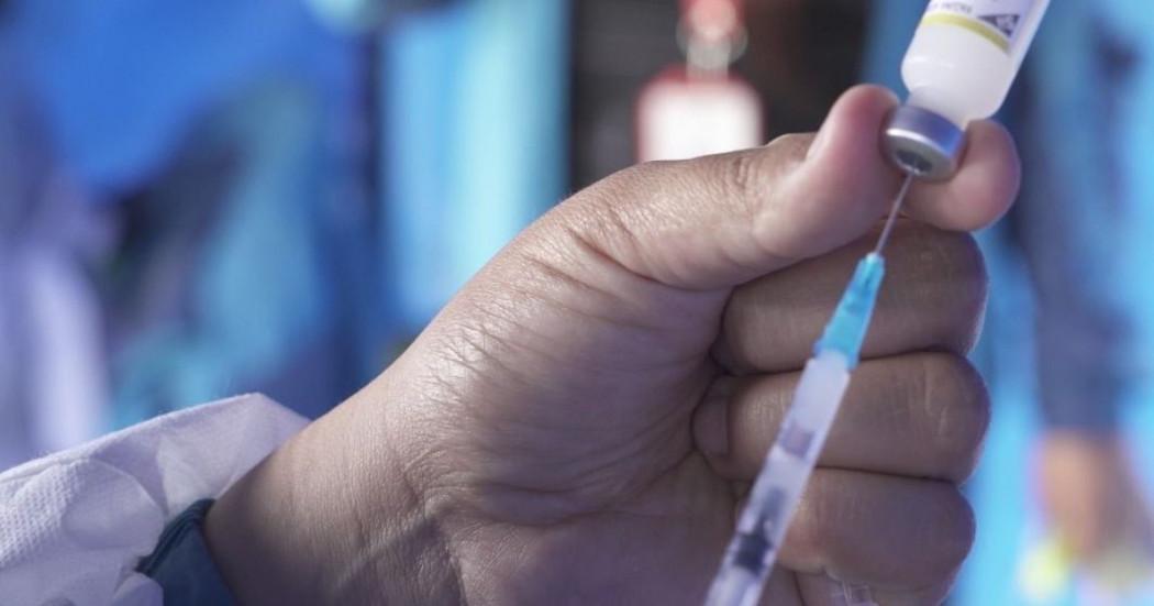 Foto que muestra una mano sosteniendo una jeringa 