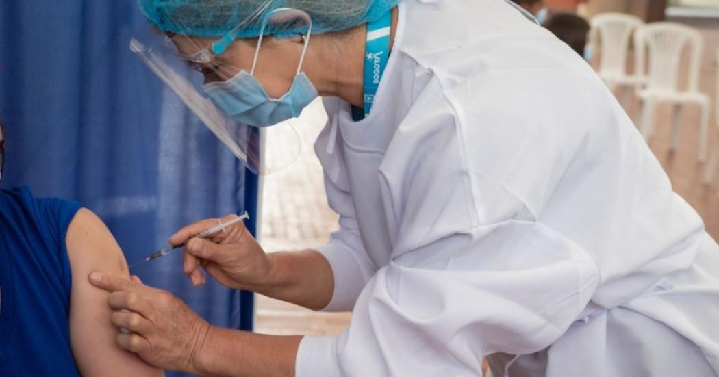 Foto que muestra una enfermera colocando una vacuna 