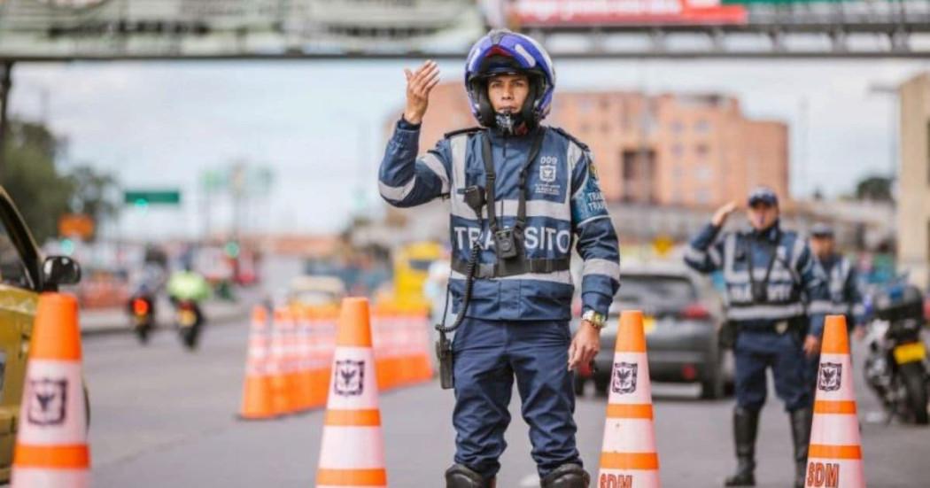 Foto de un agente de tránsito regulando el tráfico en una vía