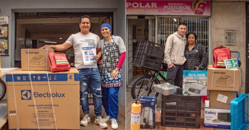 Fotos de comerciantes afectados por obras en Bogotá recibiendo ayudas