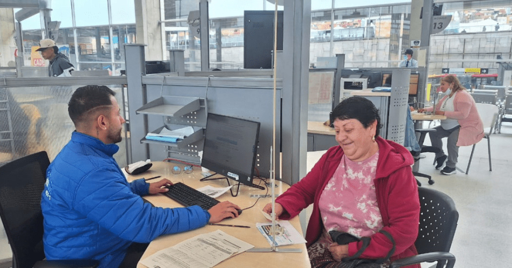 Foto de un funcionario atendiendo una ciudadana 