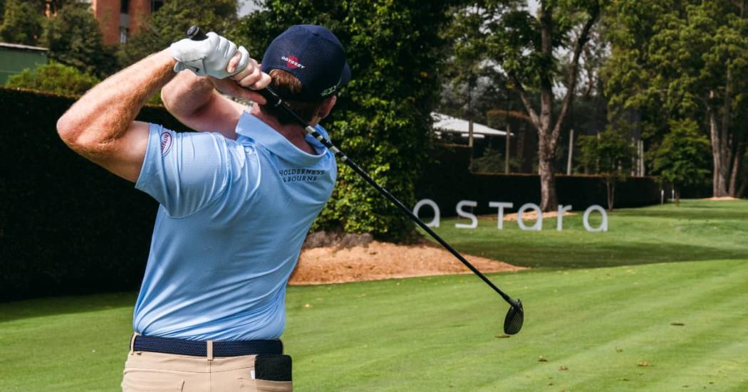 Deportista practicando golf 