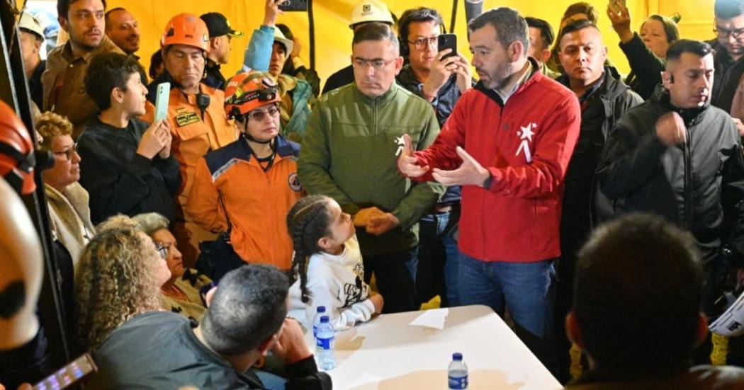 Foto de visita del alcalde Carlos Fernando Galán al barrio Roma de Kennedy y diálogo con las familias afectadas.
