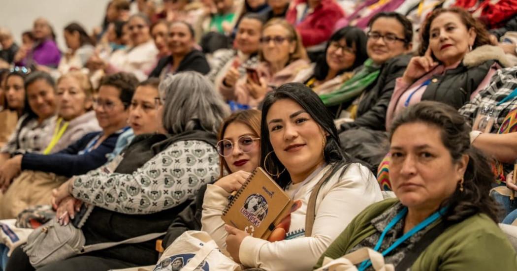 Foto de mujeres en Bogotá e integrantes del programa 'LiderTesas'.