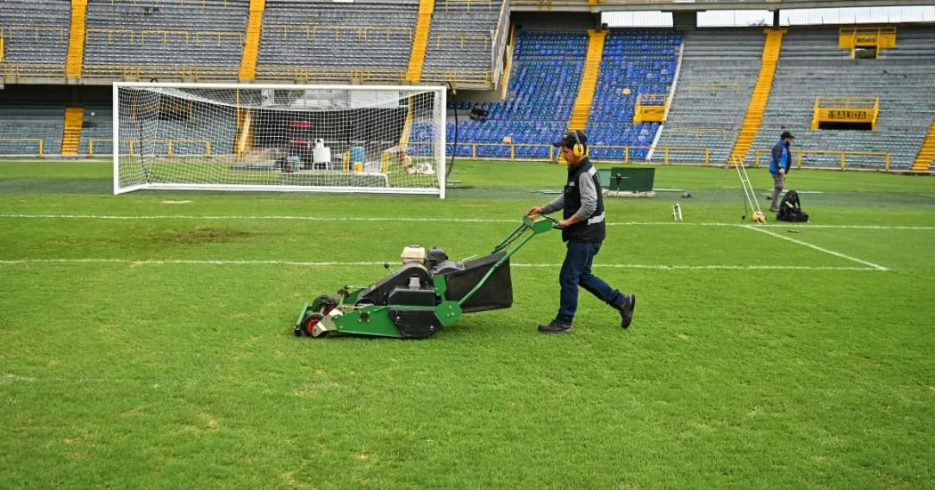 Foto de trabajos y operarios en la gramilla del estadio El Campín de Bogotá.