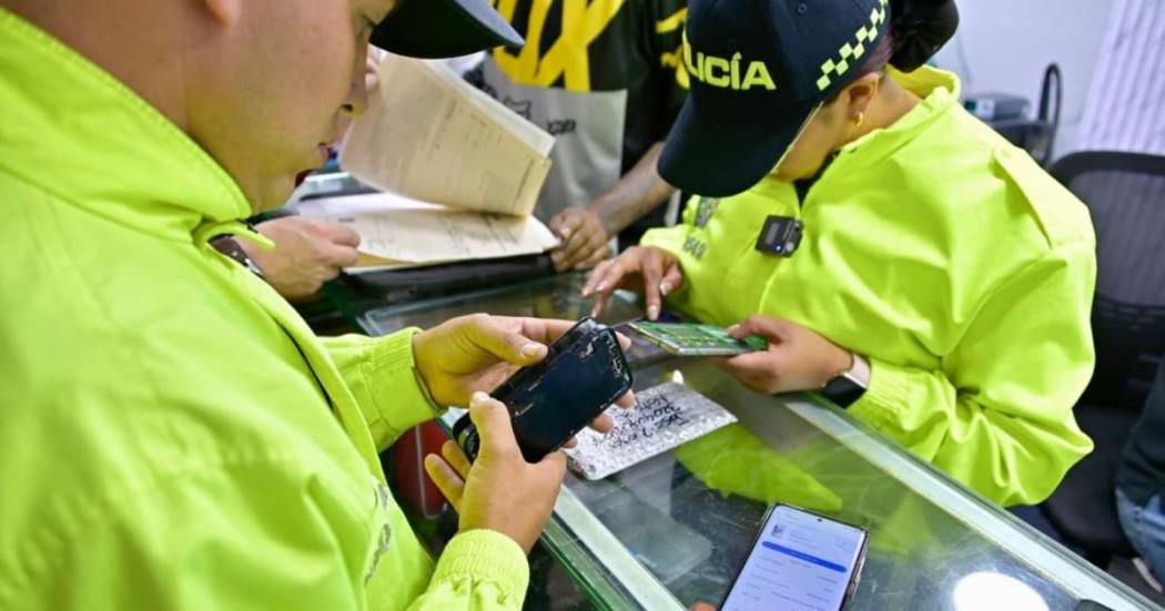 Foto de la incautación de celulares con reportes de hurto en el centro de Bogotá.