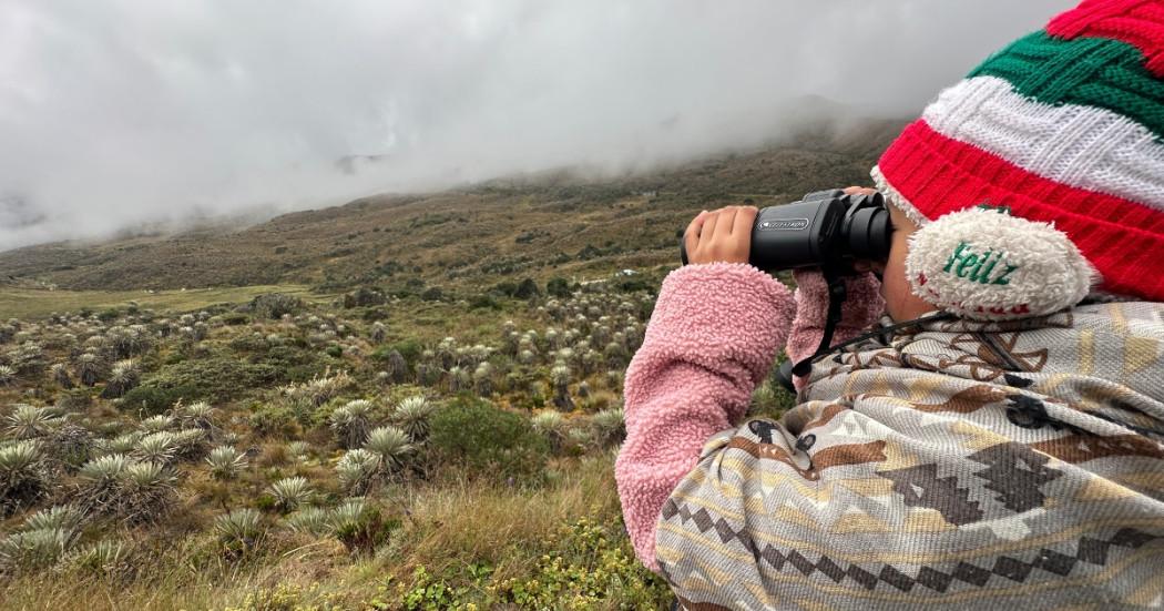 Foto de jornada de avistamiento de aves en Sumapaz, al sur de Bogotá, por parte de niños y niñas.