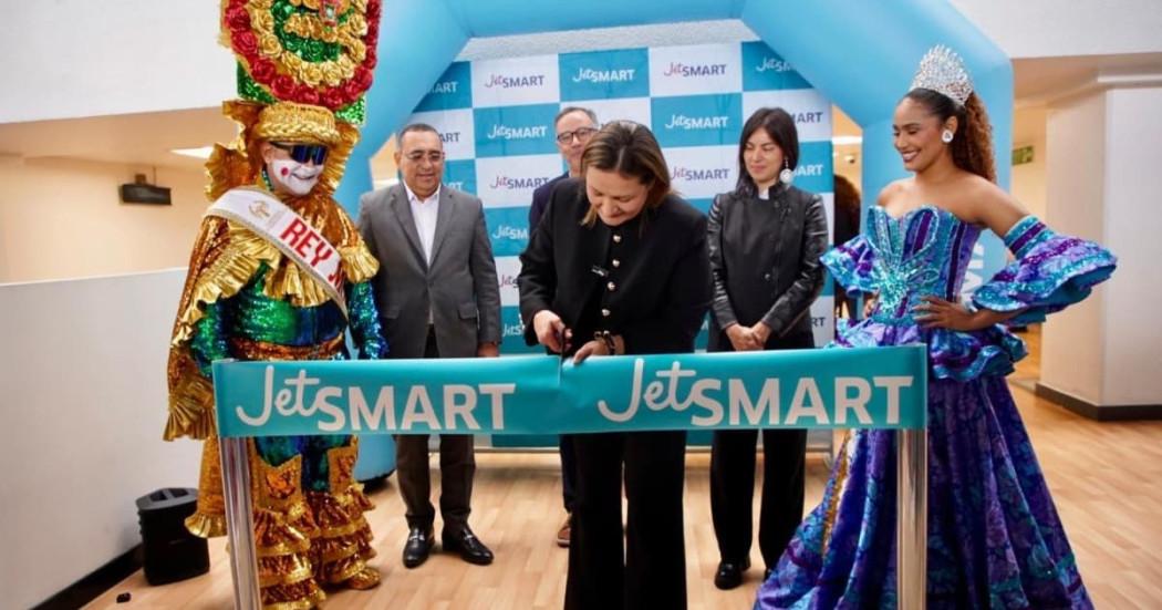 Foto de la inauguración de la ruta aérea entre Bogotá y Barranquila por parte de la aerolínea JetSMART.