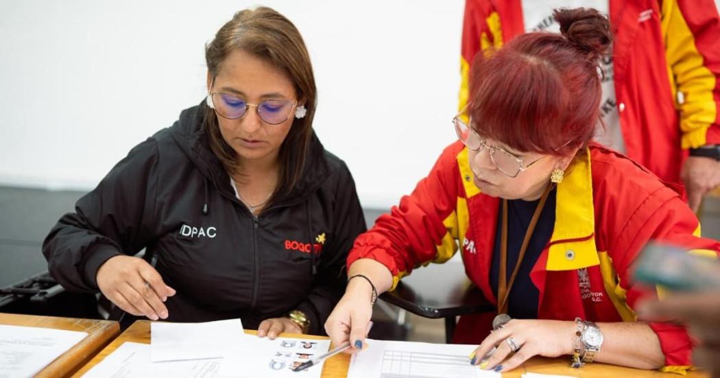 Foto de dos funcionarias del Distrito, en la consolidación de las votaciones del Consejo Consultivo Distrital LGBTI 2026