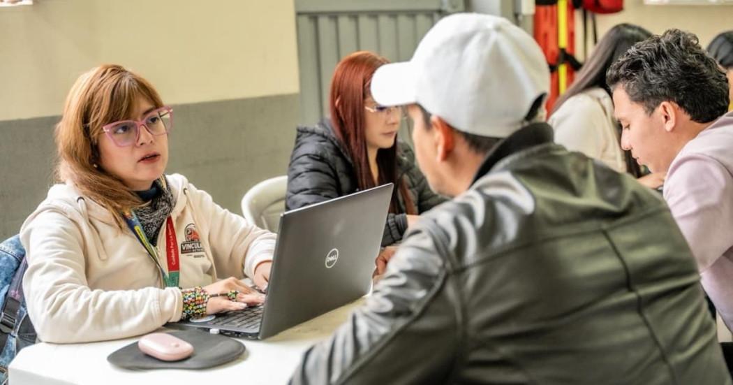 Foto de un bogotano accediendo a una de las ferias de empleo de la Agencia Distrital de Empleo de Bogotá