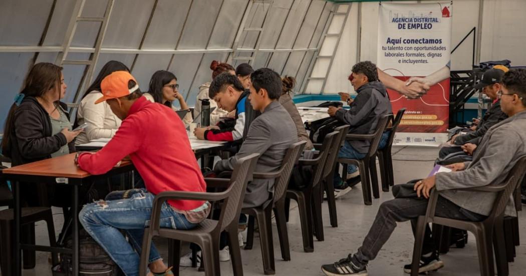 Foto de bogotanos y bogotanas accediendo a servicios de la Agencia Distrital de Empleo.