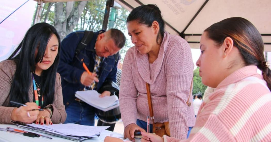 Foto de bogotanos y bogotanas asistentes 'Mega Feria de Empleo Incluyente' realizada en Fontibón.