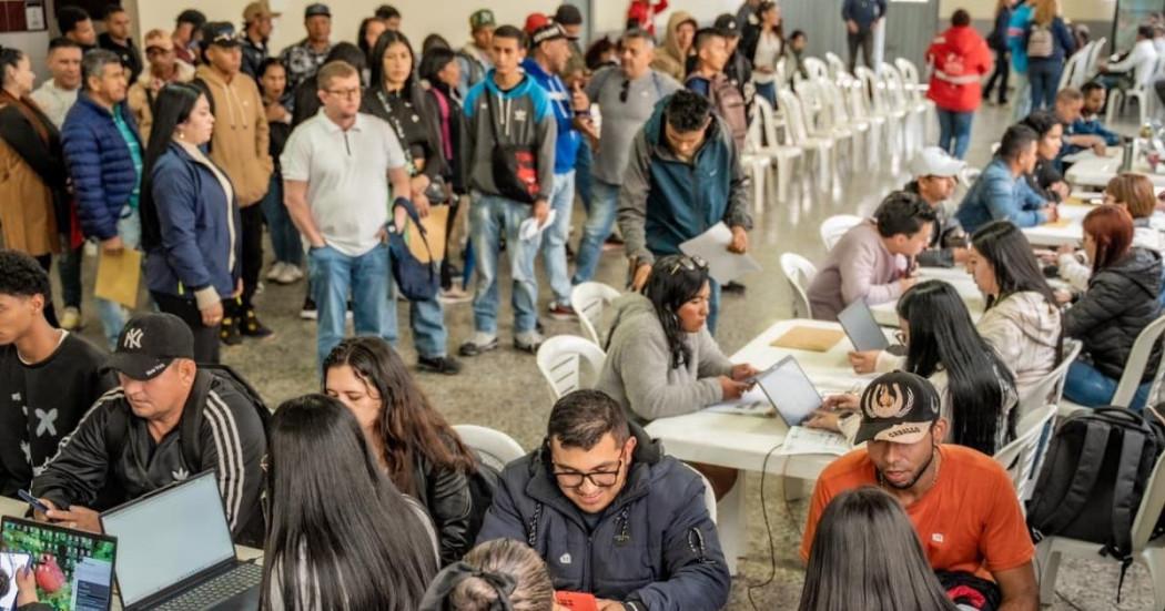 Foto de bogotanos y bogotanas accediendo a servicios de la Agencia Distrital de Empleo.
