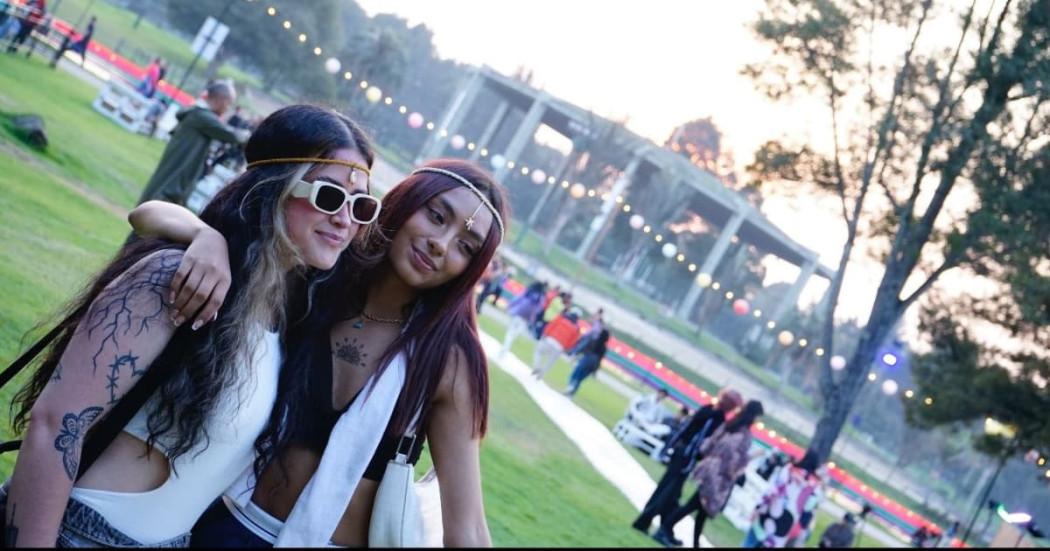 Foto de dos jóvenes turistas en el parque Simón Bolívar de Bogotá.