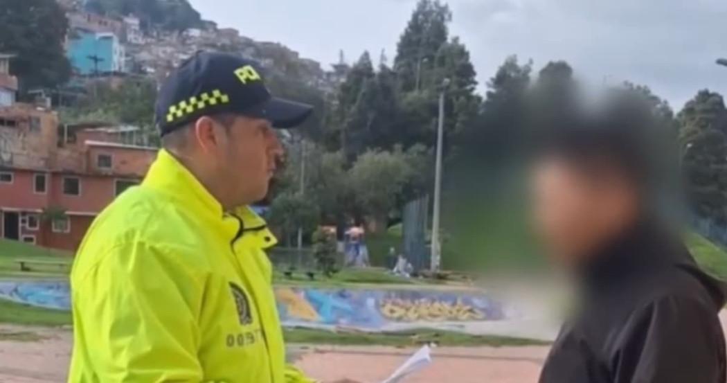 Policía con hombre capturado