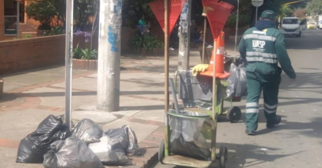 Foto que muestra bolsas de basura y un trabajador de la UAESP