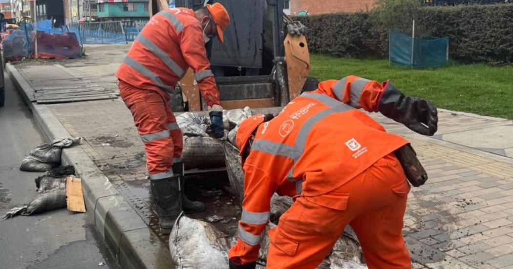 Foto que muestra trabajadores de Aguas de Bogotá recolectando residuos