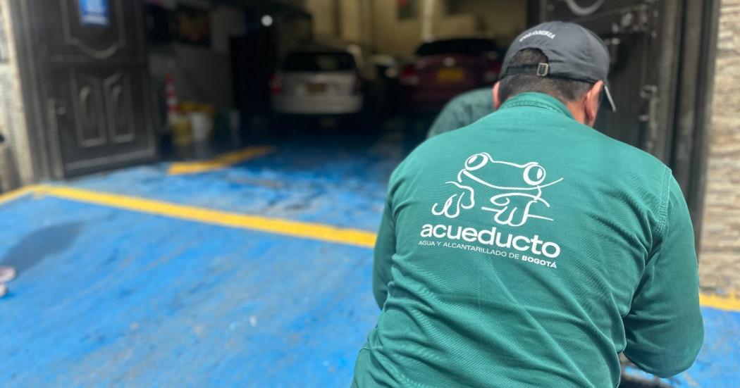 Foto que muestra un trabajador del Acueducto de Bogotá 