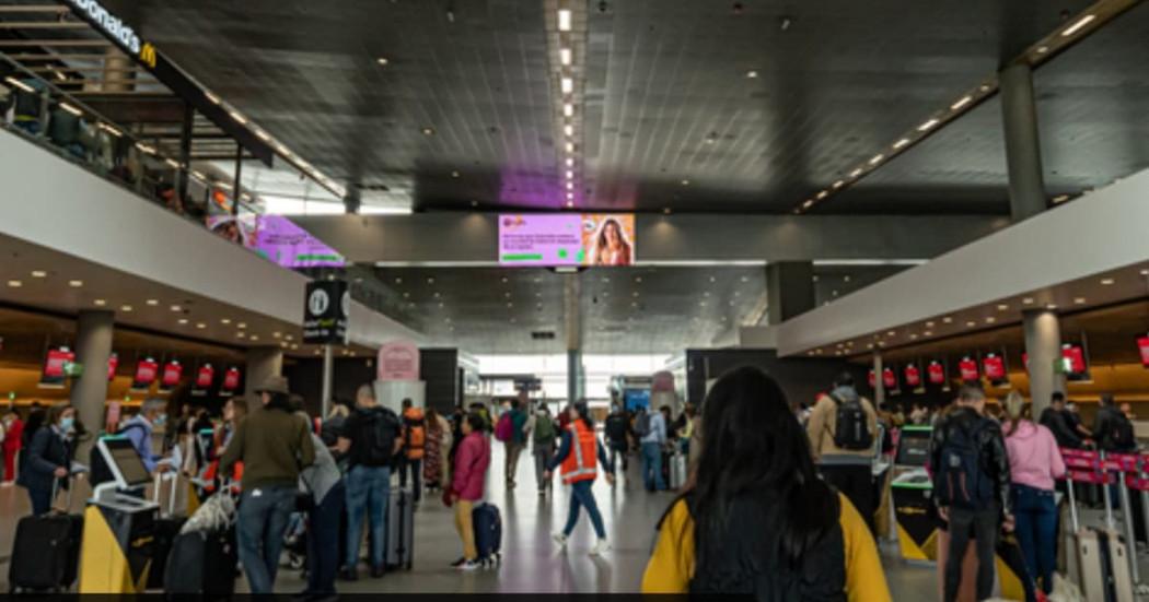 Foto del Aeropuerto Internacional El Dorado de Bogotá y sus zonas de atención al usuario. 