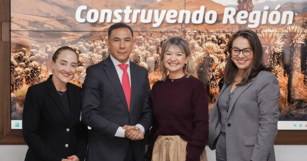 Imagen de funcionarios posando para la foto