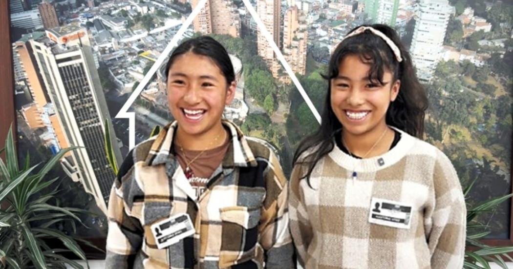 Foto que muestra a dos mujeres sonriendo