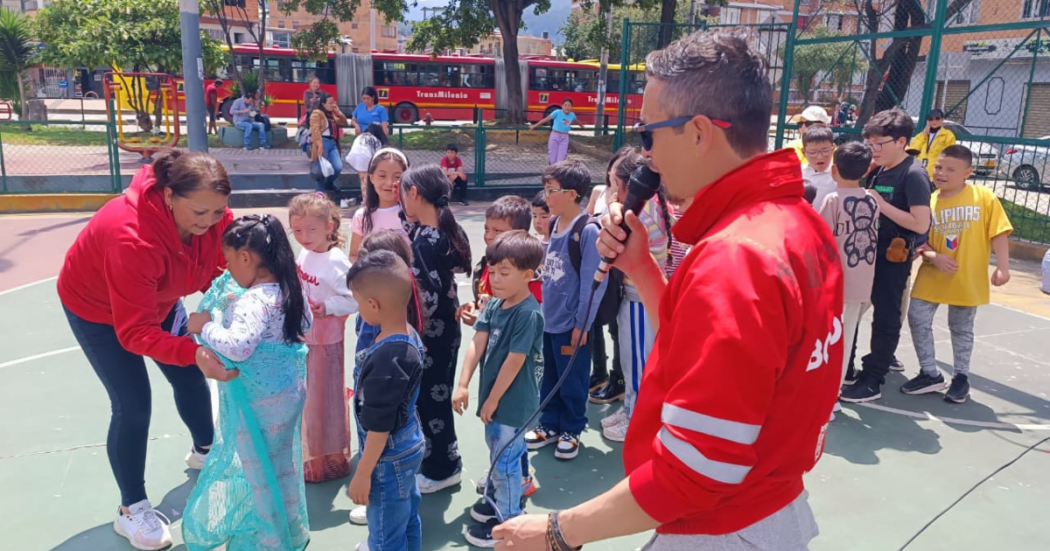 Imagen de varios niños y funcionarios de la Alcaldía Local de Antonio Nariño