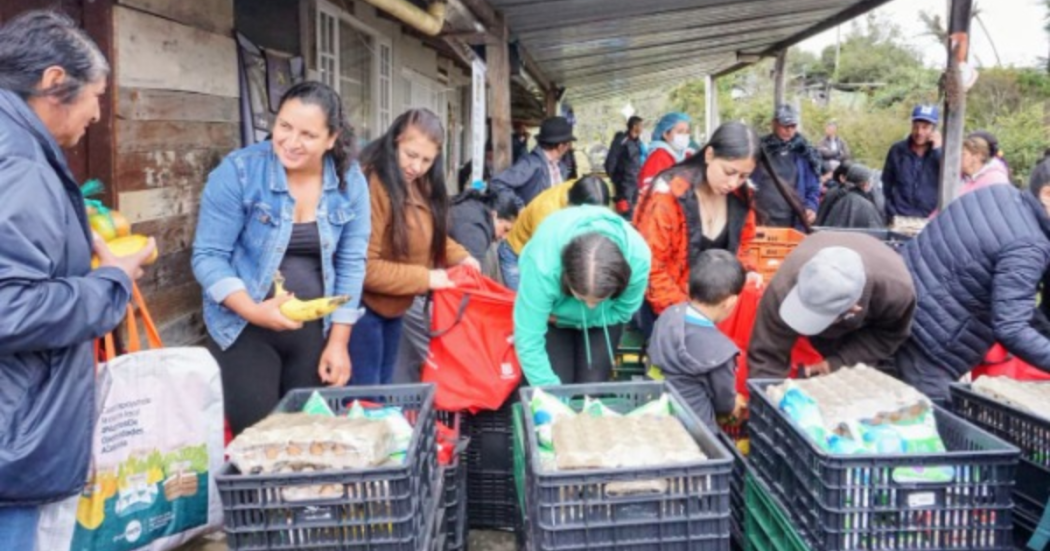 Imagen de personas con canastas de comida